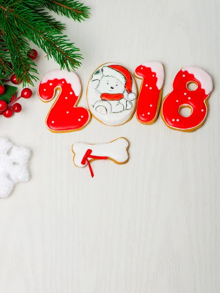 Sfondo natalizio con pan di zenzero, alberi di Natale e fiocco di neve — Foto Stock
