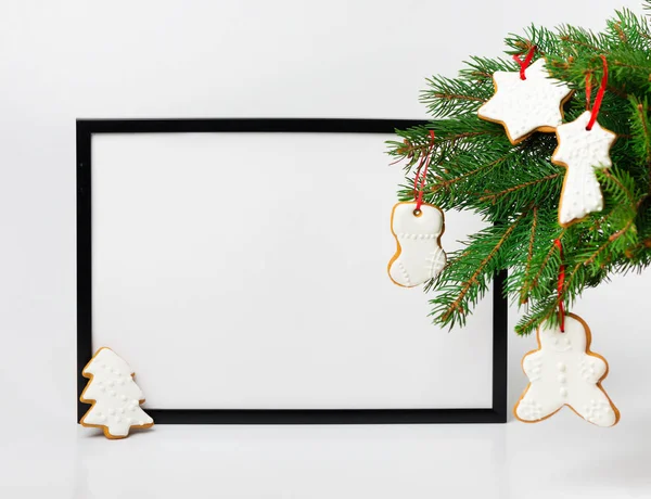 Kerst samenstelling. Zwart frame en takken kerstboom — Stockfoto