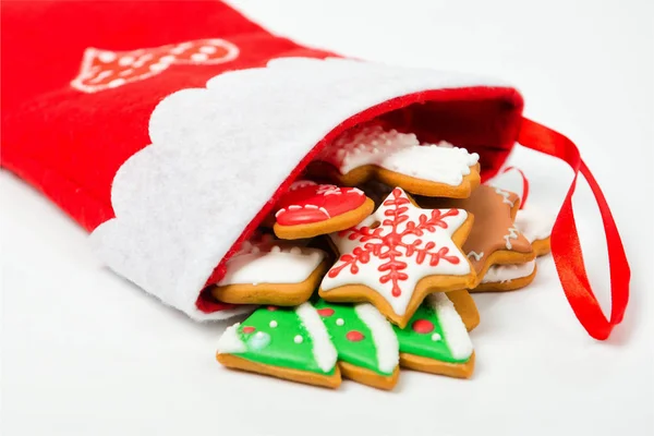 Conceito de Natal. Meia de Natal com pão de gengibre nas costas brancas — Fotografia de Stock