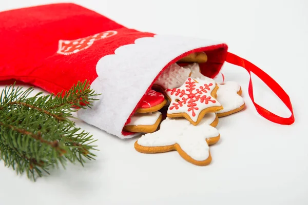 Conceito de Natal. Meia de Natal com pão de gengibre e natal — Fotografia de Stock