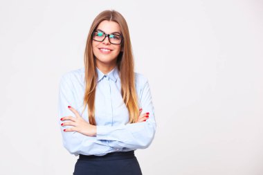 Güzel genç iş kadını üzerinde gri backg Studio portresi