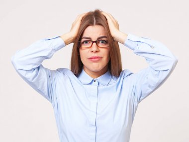 Üzgün genç iş kadını gri arka plan üzerinde Studio portresi