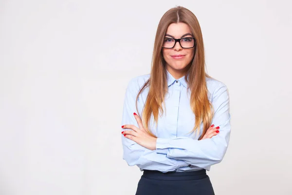 Retrato de estudio de una hermosa joven mujer de negocios en respaldo gris — Foto de Stock