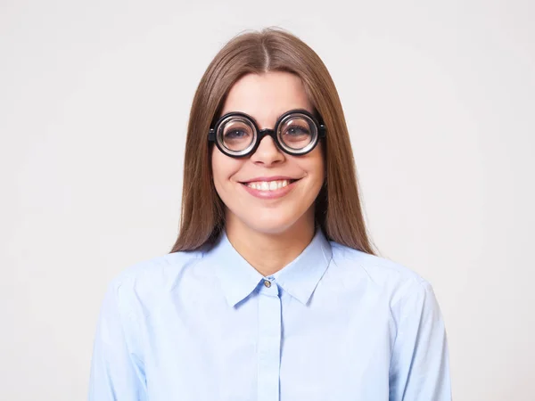 Estudio retrato de divertido feliz joven mujer de negocios en ojo nerd —  Fotos de Stock