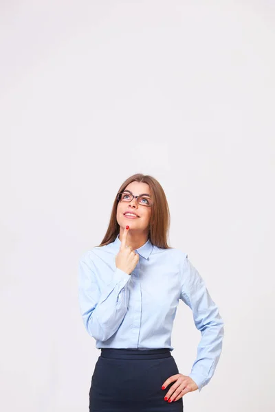 Jonge mooie zakenvrouw denken terwijl staande op grijs b — Stockfoto