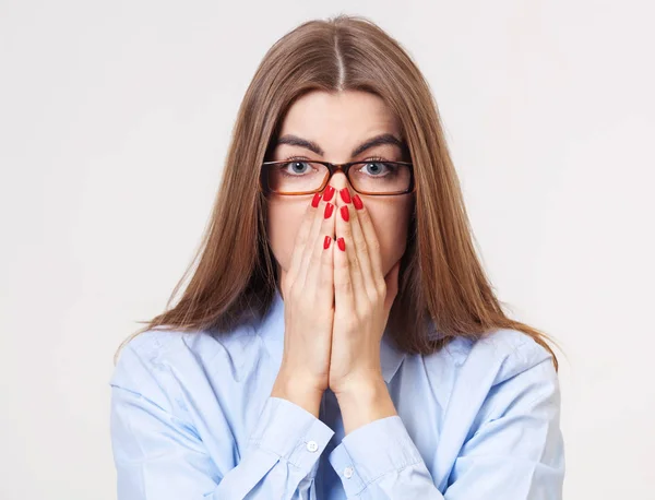 Retrato de estudio de la joven mujer de negocios molesta sobre fondo gris — Foto de Stock