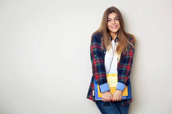 Retrato de jovem estudante bonita com livros de pé um — Fotografia de Stock