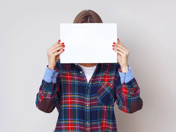 Joven estudiante con un pedazo de papel vacío . —  Fotos de Stock