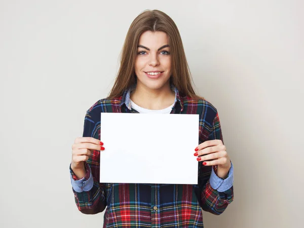 Mooie jonge vrouwelijke student met een leeg vel papier. — Stockfoto