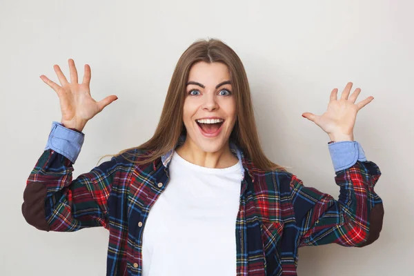 Boldog fiatal nő a falnak jelentő kockás ing. — Stock Fotó