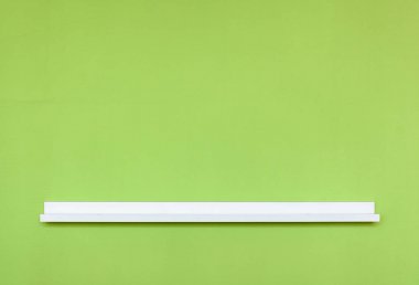 Küçük boş beyaz raf duvara.