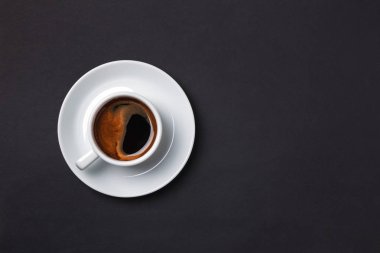 Fincan espresso ile sauser siyah arka plan üzerine.
