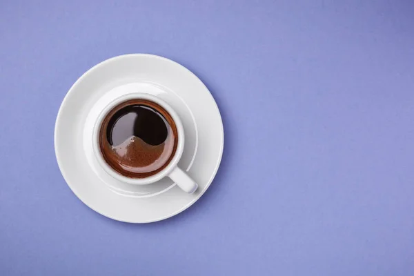 Tasse Espresso mit Untertasse auf blauem Hintergrund. — Stockfoto