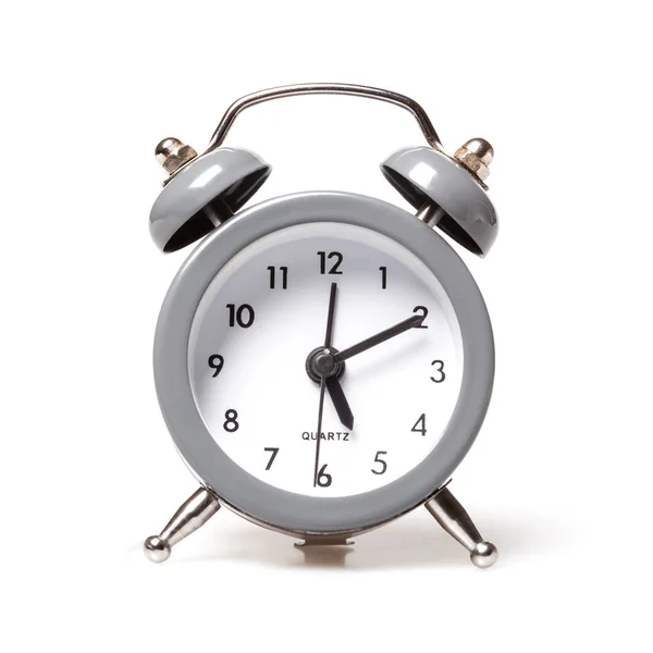 Pequeños relojes de alarma analógicos aislados en blanco . —  Fotos de Stock
