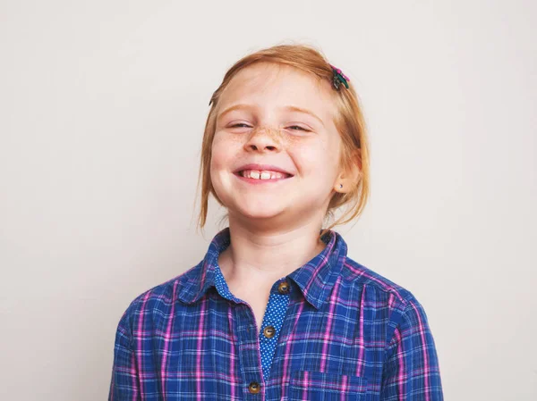 Boldog vöröshajú portréja mosolygós kislány. — Stock Fotó