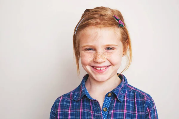 Portrét šťastný zrzka malá holčička s úsměvem. — Stock fotografie