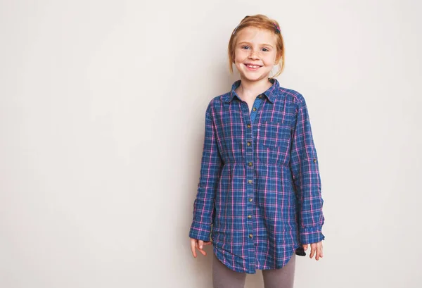 Porträt eines glücklichen rothaarigen kleinen Mädchens, das lächelt. — Stockfoto