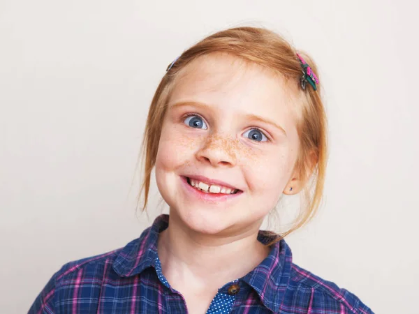 Portrét legrační zrzka malá holčička s úsměvem . — Stock fotografie