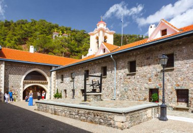 Ünlü Kikkos Manastırı avluda.