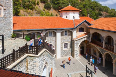 Ünlü Kikkos Manastırı avluda.