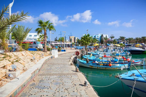 Porto perto de Ayia Napa. Barcos de pesca, palmeiras e turistas . — Fotografia de Stock