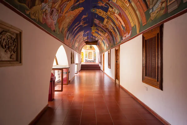 Ünlü Kikkos Manastırı kapalı koridorda.