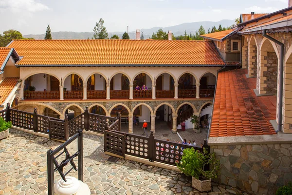 Courtyard in the famous Kykkos monastery. — Stock Photo, Image