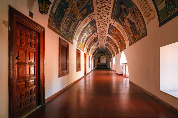 Zadaszony korytarz w słynny klasztor Kykkos. — Zdjęcie stockowe