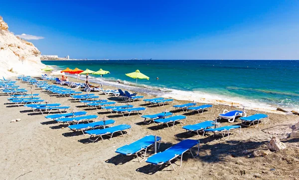 Sorok a kék napozóágyak Kalymnos strandon. — Stock Fotó