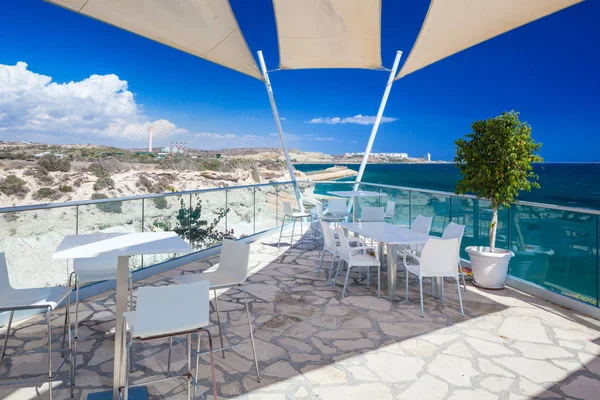Restaurante con una hermosa vista del mar cerca de la playa de Kalymnos . — Foto de Stock