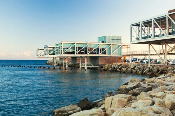  Limasol eski liman gün batımında görünümünü.