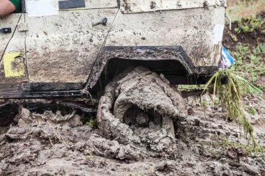 Offroad araba lastik ile derin çamur içinde sıkışmış.