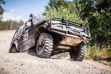 Tozlu yolda araba ağır off-road yarış araba.