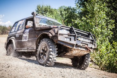 Tozlu yolda araba ağır off-road yarış araba.