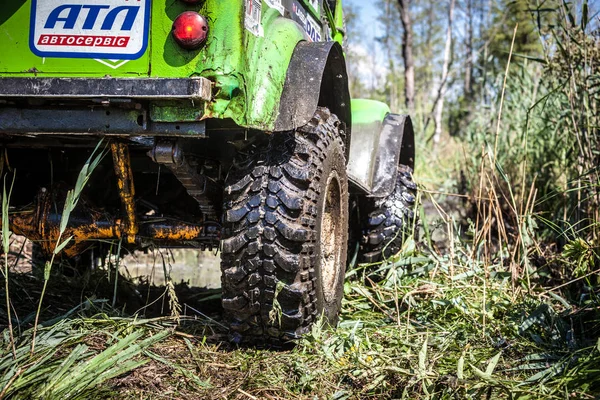 Custom construido fuera de la carretera de carreras de coches disparado por detrás . —  Fotos de Stock