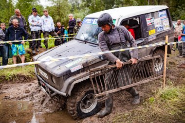  Toyota Landcruiser Prado kum kullanarak 70 takımında izler.