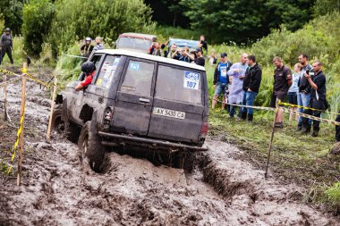 Toyota Landcruiser Prado derin çamur sürüş 70.