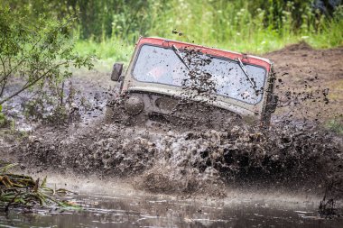 Özel Off-Road kupa Uaz 469 yüksek hızda bataklıkta inşa.