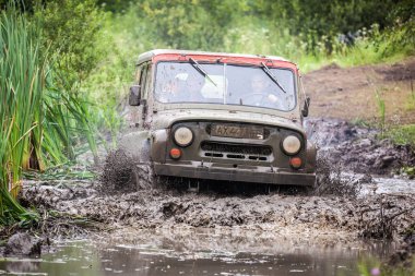 Özel Off-Road kupa Uaz 469 yüksek hızda bataklıkta inşa.