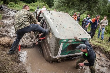 Çamur çukurunda Off-Road kupa Uaz 469 şaşırıp kalmış.