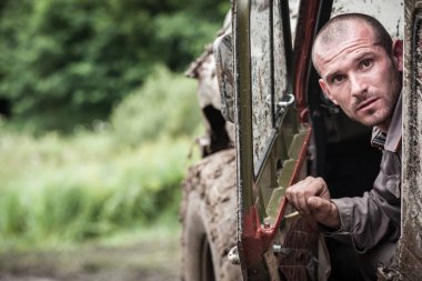 Uaz 469 üstünde bir katılımcı portresi.