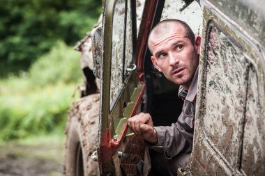 Uaz 469 üstünde bir katılımcı portresi.