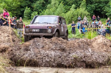 Lada Niva zor bir çukur geçer.