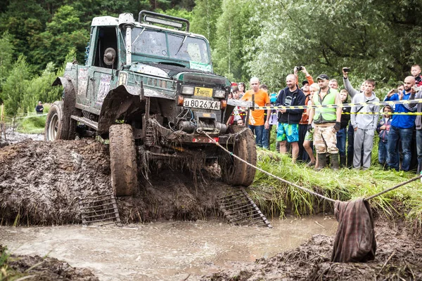 Aangepaste gebouwd Tr3 Rally auto passeert een harde pit. — Stockfoto