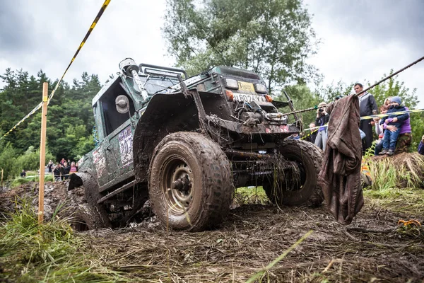 Vlastní postaven Tr3 Rally vůz přechází těžké pit. — Stock fotografie