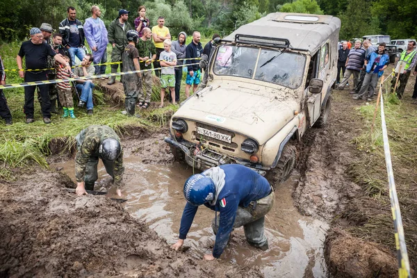 Team op Uaz 469 instellen een herstel zand sporen te overwinnen een harde pit. — Stockfoto