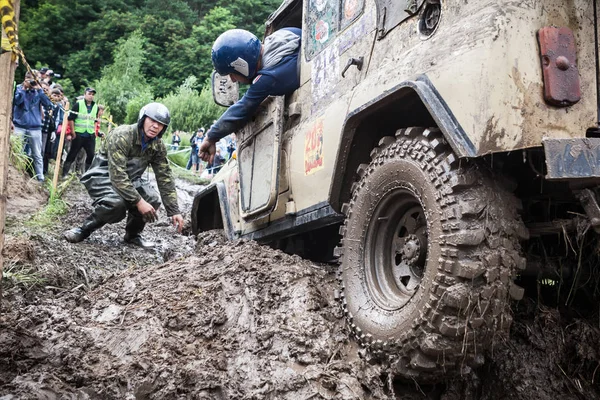 Team op Uaz 469 instellen een herstel zand sporen te overwinnen een harde pit. — Stockfoto