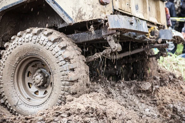 Крупный план Уаза 469 преодолевает грязную яму . — стоковое фото