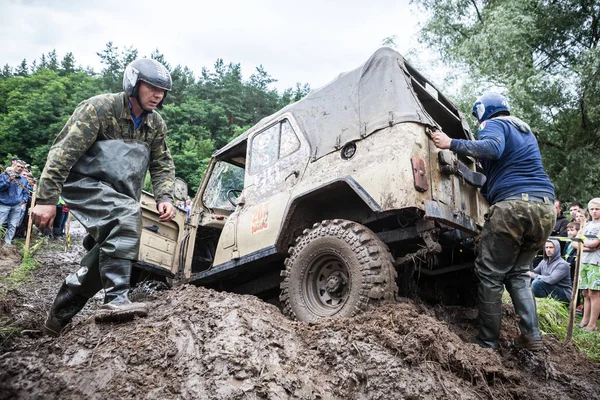 UAZ 469 overwint een modderige put. — Stockfoto