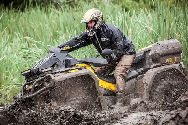 The participant on quad bike passes a deep water pit. — Stock Photo, Image